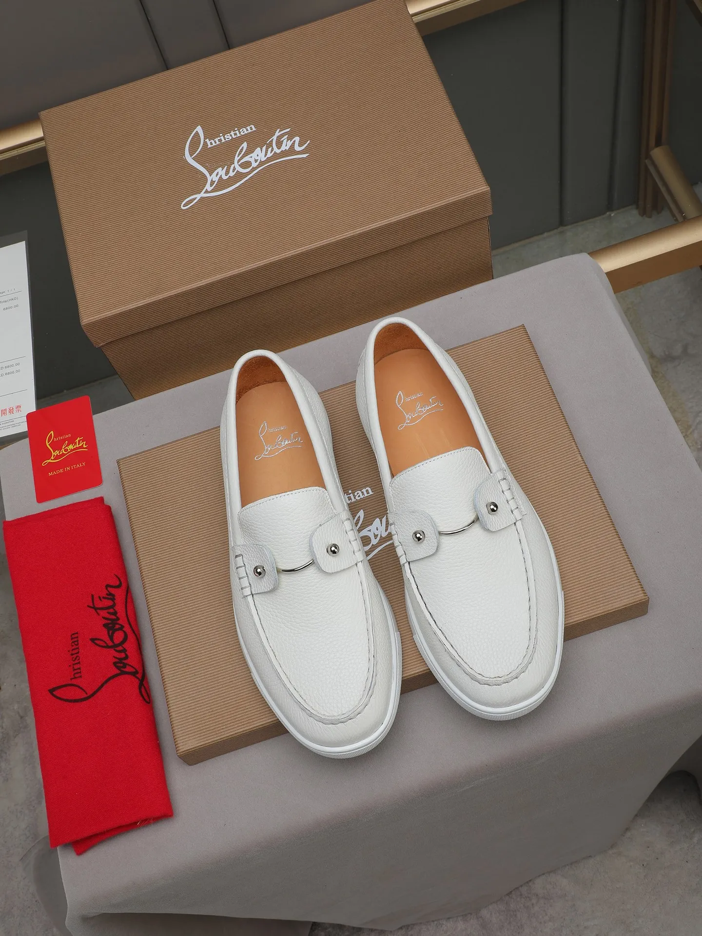 PP480 Christian Louboutin (red-soled shoes) Italian men's casual sneakers are shipped! Each pair of shoes from this Italian handmade shoe brand has a simple and classic design, which is very comfortable and versatile! The upper fabric of this shoe is made of imported cowhide, with high-end and comfortable cowhide lining! The outsole is made of original rubber bottom sheets and is lined with cowhide! Brand-specific mold-opening foot bed, exclusive private mold control! Original box packaging! 39 40 41 42 43 44 (38 45 46 customized)